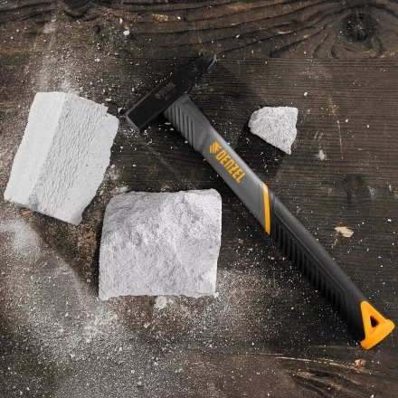 Молоток слесарный, 200 г Denzel, кованый, фибергласовая рукоятка c TPR покрытием 10482 купить в Новом Уренгое