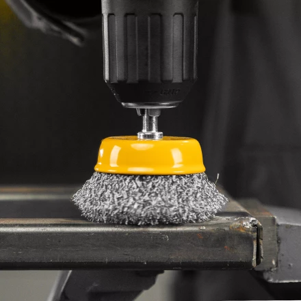 Щетка для дрели, 65 мм, Чашка, со шпилькой , нержавеющая витая проволока Denzel 744613 купить в Новом Уренгое