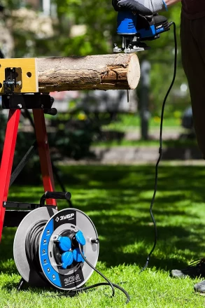 Удлинитель ЗУБР &quot;ПРОФИ&quot; на металл катушке, КГ 3х1,5кв мм, морозостойкий, 4 гнезда, IP44, макс мощность 3500Вт, 30м 55085-30 купить в Новом Уренгое