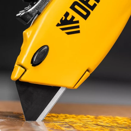 Нож Denzel, 19мм, сменное трапециевидное  лезвие, SK4, алюминиевый корпус, торцевой зажим купить в Новом Уренгое