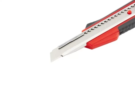 Нож 9мм выдвижное лезвие металлическая направляющая эргономичная двухкомпонентная рукоятка вес 40 грамм MATRIX 78932 купить в Новом Уренгое