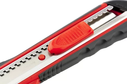 Нож 18мм, выдвижное лезвие, металлическая направляющая, эргономичная двухкомпонентная рукоятка MATRIX 78933 купить в Новом Уренгое