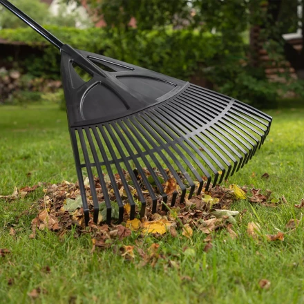 Грабли веерные пластиковые, 620 х 1750 мм, 27 плоских зубьев, алюминиевый черенок, Россия, Palisad 61806 купить в Новом Уренгое