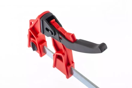 Струбцина реечная быстрозажимная усиленная пластиковый корпус рычажно-храповой механизм 800 х 100 х 951 мм штанга 5 х 22 мм Matrix 20730 купить в Новом Уренгое