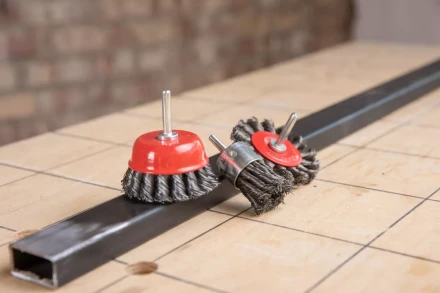 Кордщетка HAMMER плоская 75мм для дрели витая сталь (207-208) купить в Новом Уренгое