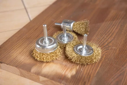 Кордщетка HAMMER кисть 25мм для дрели гофрированная латунированная сталь (207-210) купить в Новом Уренгое