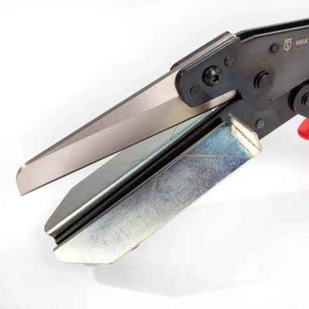 Ножницы для резки пластмассовых коробов, кабель-каналов, полимерных труб и резиновых профилей КВТ НКК-110 «Пеликан» (79823) купить в Новом Уренгое