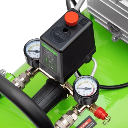 Компрессор воздушный Сибртех КК-2200/100 58009, 2,2 кВт, 350 л/мин, 100 л, прямой привод, масляный купить в Новом Уренгое