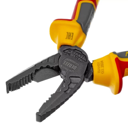 Плоскогубцы комбинированные Denzel 17085, диэлектрические трехкомпонентные рукоятки до 1000 В, 165 мм купить в Новом Уренгое