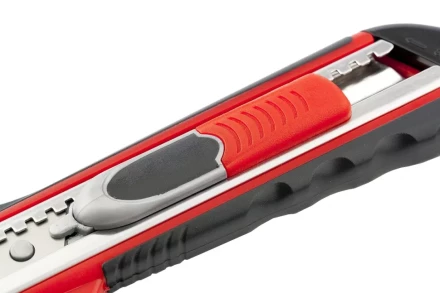 Нож 18мм, выдвижное лезвие, металлическая направляющая, двойная фиксация, эргономичная двухкомпонентная рукоятка MATRIX QUIK BLADE 78936 купить в Новом Уренгое