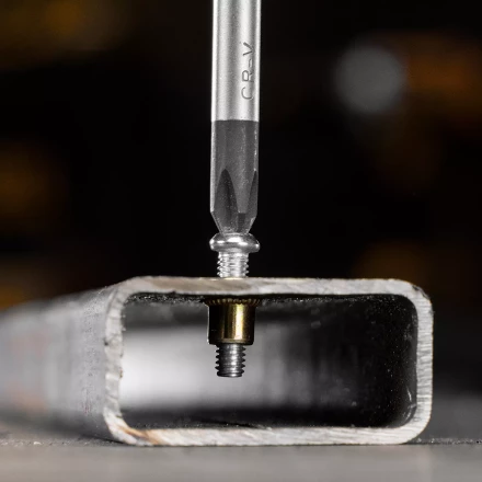 Заклепки резьбовые, стальные, оцинкованные, М4, пластиковый кейс, 140 шт. Denzel 40601 купить в Новом Уренгое