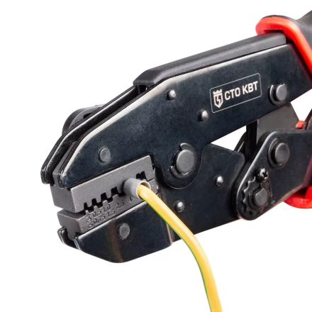 Пресс-клещи КВТ СТО+5 с 5 матрицами МПК для опрессовки разъемов, втулочных, изолированных и неизолированных наконечников (набор) (90777) купить в Новом Уренгое