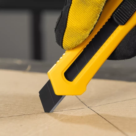 Нож Denzel, 18 мм, сменное лезвие, SK4, облегченный корпус, нажимной фиксатор, 78941 купить в Новом Уренгое