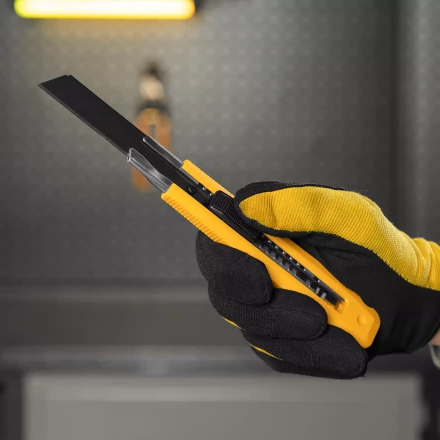 Нож Denzel, 18 мм, сменное лезвие, SK4, метал. направляющая, клипса, нажимной фиксатор, 78940 купить в Новом Уренгое