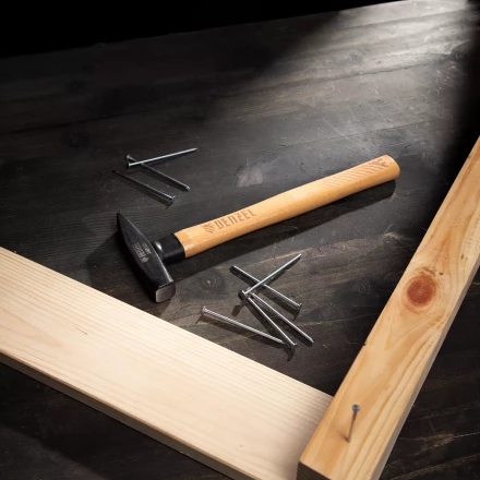 Молоток слесарный, 300 г Denzel, кованый квадратный боек, буковая рукоятка, 10427 купить в Новом Уренгое