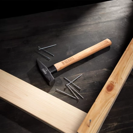 Молоток слесарный, 500 г Denzel, кованый квадратный боек, буковая рукоятка, 10429 купить в Новом Уренгое