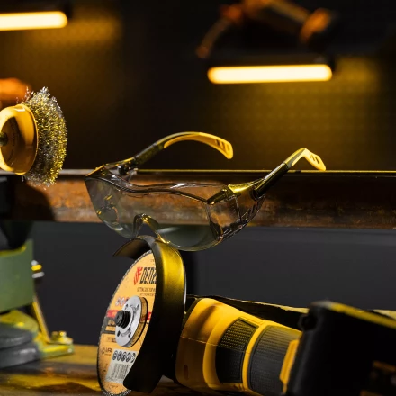 Очки защитные открытые Denzel 89203, поликарбонатные, увеличенная дымчатая линза, регулируемые дужки купить в Новом Уренгое