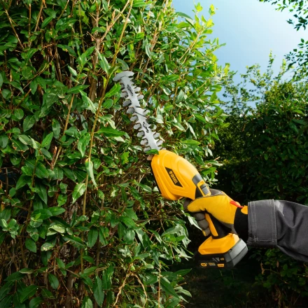 Ножницы-кусторез аккумуляторные Denzel CGS-100, 18В Li-Ion 59430 купить в Новом Уренгое