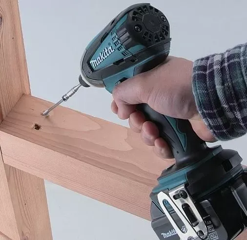 Аккумуляторная дрель -шуруповерт Makita DTD146RFE купить в Новом Уренгое