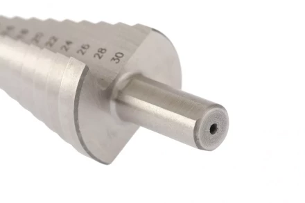 Сверло ступенчатое 6-8-10-12-14-16-18-20-22-24-26-28-30 мм Р6М5 трехгранный хвостовик Барс 72362 купить в Новом Уренгое